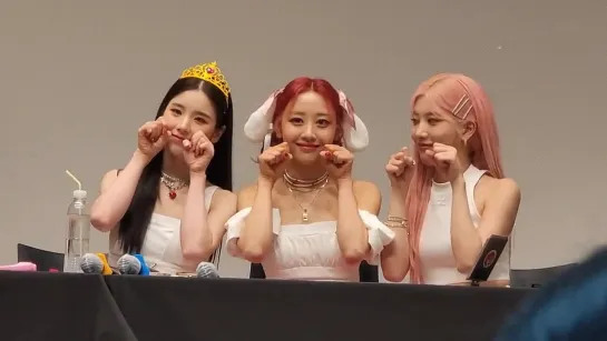 220626 Fansign Makestar - HeeJin, Yves, Kim Lip LOONA