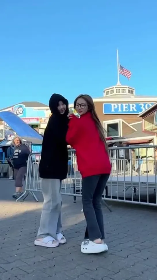 231008 Loossemble - Looble_tok: Sensitive Challenge ft. Yeojin, Vivi (Loossemble in US In Pier 39 Ver.)