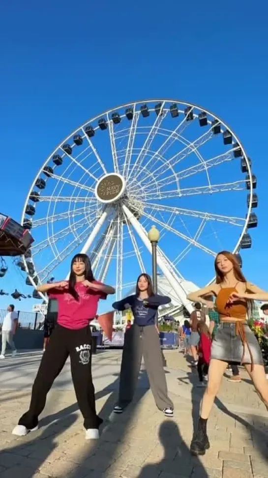 230930 Loossemble - Looble_tok: Sensitive Challenge ft. Yeojin, Vivi, Gowon (Loossemble in US In Navy pier Ver.)