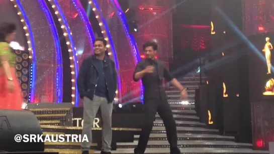 Shah Rukh Khan dancing Chaiyya Chaiyya from Dil Se at Vijay Awards 2014