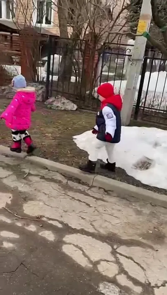 Лера Кудрявцева бежит за внуком и дочерью