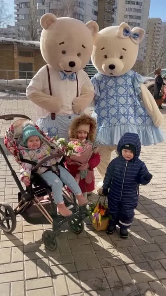 Ольга Дмитриенко встречает сестру из роддома