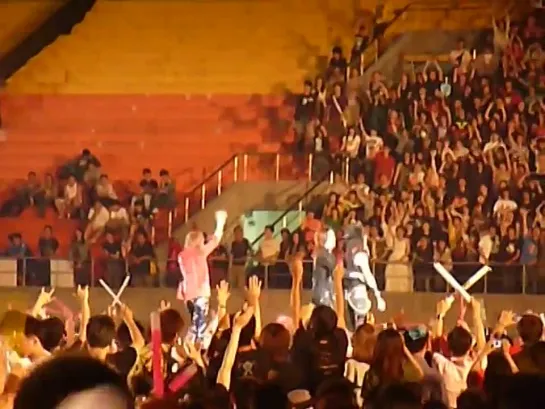 yoshiki, sugizo, and heath HOLDING HANDS AND RUNNING!