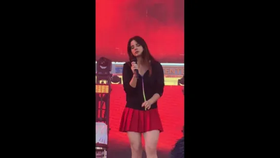 Lana Del Rey – Cruel World / Cherry / Summertime Sadness (Live @ «KROQ Weenie Roast Y Fiesta»)