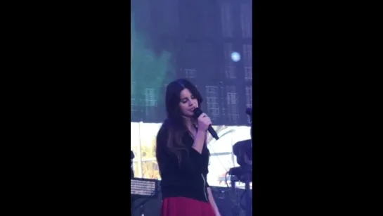 Lana Del Rey – Love (Live @ «KROQ Weenie Roast Y Fiesta»)