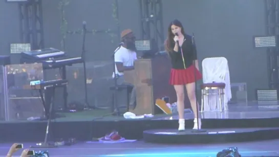 Lana Del Rey – Love (Live @ «KROQ Weenie Roast Y Fiesta»)