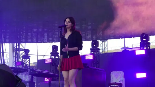 Lana Del Rey – Video Games (Live @ «KROQ Weenie Roast Y Fiesta»)