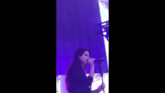 Lana Del Rey – Video Games (Live @ «KROQ Weenie Roast Y Fiesta»)