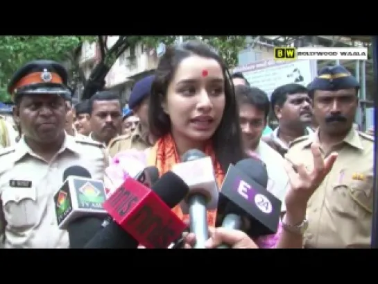 Shraddha Kapoor Visits Siddhivinayak Temple For Blessings