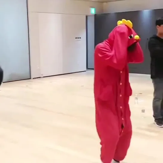 [VIDEO] 190227 Super Juniors deleted IG and Twitter Update with dancing chicken Kim Heechu