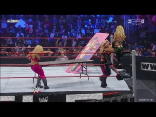 LayCool (Michelle Mccool, Layla El) vs. Beth Phoenix & Natalya Neidhart - WWE TLC 2010