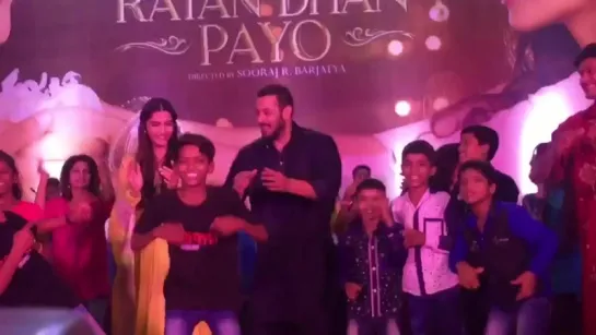 @BeingSalmanKhan and @sonamakapoor dancing and celebrating the festivities with the kids