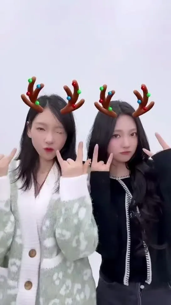 Taeyeon & Ningning (aespa) - Jingle Bell Rock Challenge