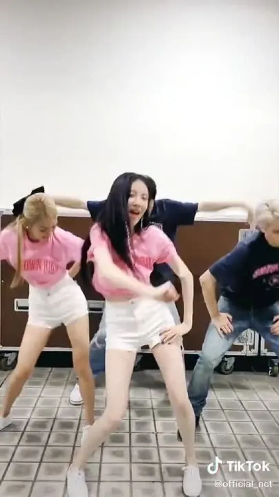 Hyoyeon, Seohyun, Taeyong, Mark -  2 Baddies Challenge