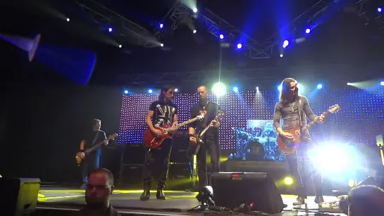 3. Nuno & Alter Bridge - Guitar Battle + "Rise Today" (2011) (LIVE)