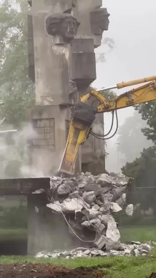 В польском городе Бжег снесли советский памятник солдатам Красной армии.