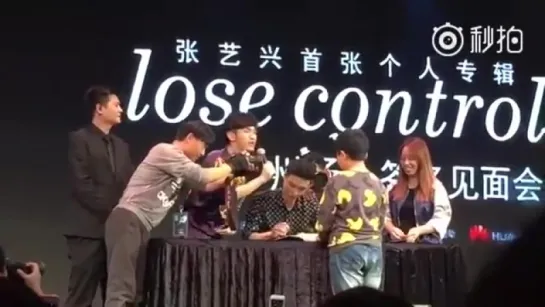 Fancam_161204_YIXING_Boy_Cry_Cut_Fansign_Lose_Control_1st_Mini_Album__