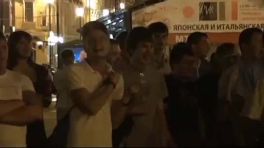 Играя на гитаре,собрал вокруг себя толпу поклонников⁄street musicians