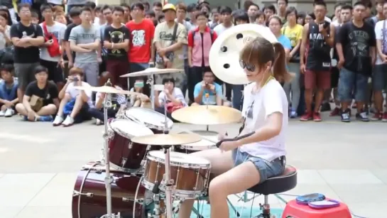 Девушка шикарно играет на ударных Gorgeous girl playing the drums