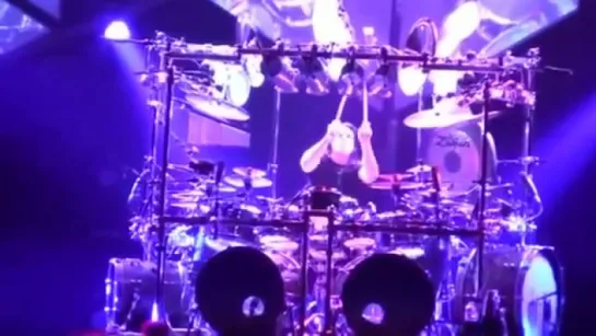 Одно из лучших соло на ударных от Mike Mangini!