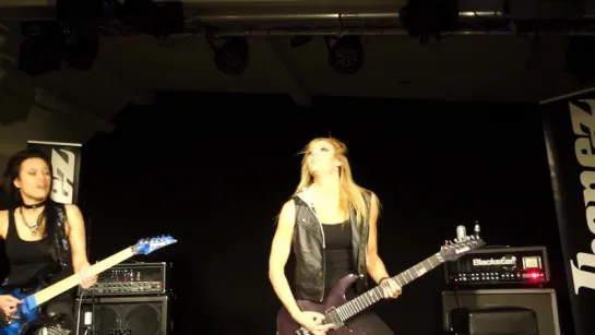 Nita Strauss (Alice Cooper Band)  Jen Majura (Evanescence) - The Trooper (Iron Maiden cover)