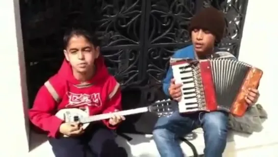 Uragan Muzik ★❤★ Gypsy Kings - Greek Gypsy kids playing Prigipesa (Greek music)