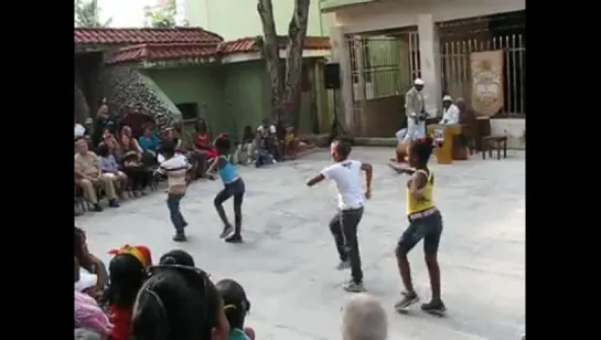 Cuban kids performing salsa in Havana - INCREDIBLE :)