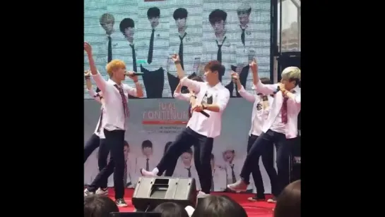 [FANCAM][15.08.15] Выступление в Хондэ.