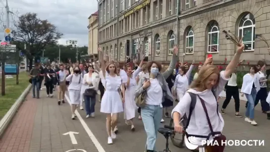 По Минку маршем идут сотни смелых девушек и женщин, протестуя против беспредела фашистов-ОМОНовцев и кровавого режима Лукашенко