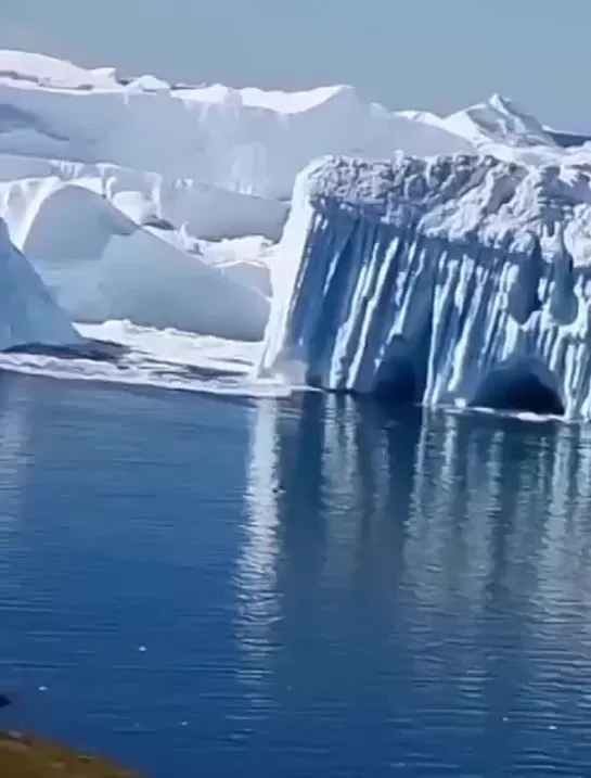 Giant iceberg breaking