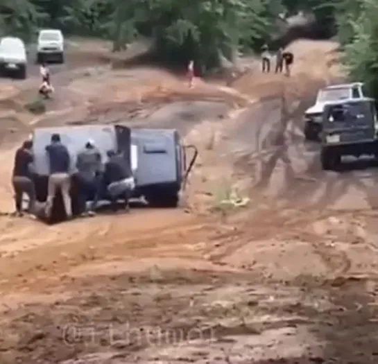 Джун помогает команде поднять прод