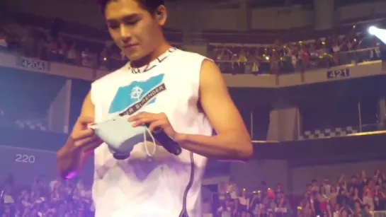 151107 | Hoya taking selcas with a fan's polaroid @ «IE» in Manila