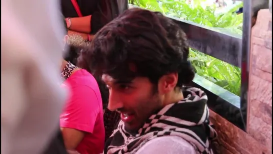 Aditya Roy Kapur singing tum hi ho with his fans at Barista, Bandra