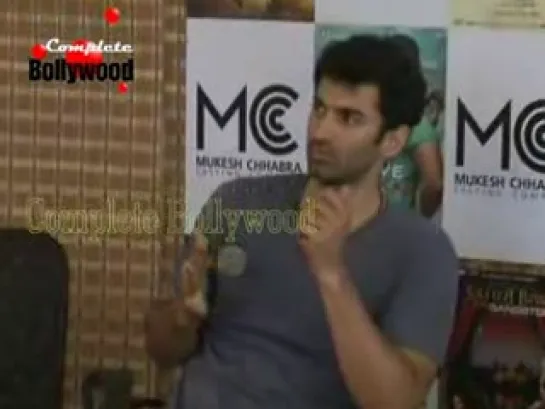 Адитья играет с микрофоном (Aditya Roy Kapur playing with micre)