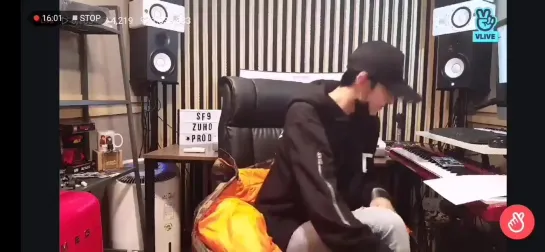 181117 Zuho/Juho playing Echo on VLive