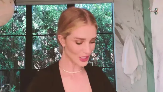 Bronzer and red lip evening makeup with Rosie Huntington-Whiteley