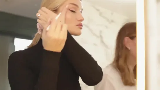 Nikki DeRoest and Rosie Huntington-Whiteley watch Lisa Eldridges smoky eye tuto