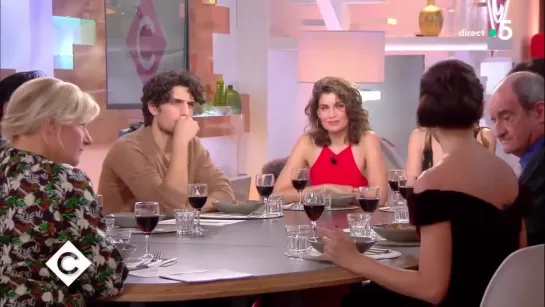 Au dîner avec Lily-Rose Depp, Laetitia Casta et Louis Garrel ! - C à Vous - 17_1