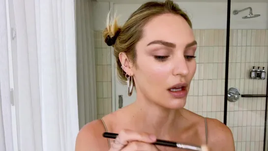 Candice Swanepoels 10-Minute Guide to _“Fake Natural_“ Makeup and Faux Freckles ¦ Beauty Secrets