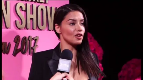 Adriana Lima interview in the pink carpet