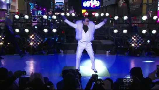 PSY Perform Gangnam Style With MC Hammer (New Years Rockin Eve 2013)