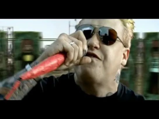 Papa Roach - She Loves Me Not