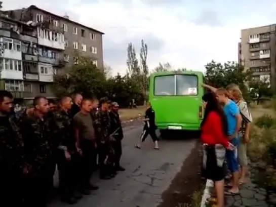 Украинских военных выставили перед жителями Снежного 28.08.2014