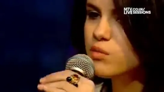 2010: выступила на программе "MTV Session" с песней Tell Me Something I Don't Know.