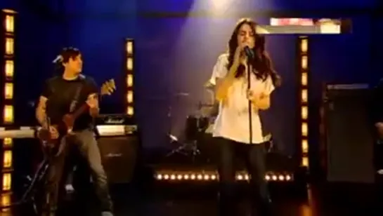 2010: выступила на программе "MTV Session" с песней "Falling Down".