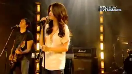 2010: выступила на программе "MTV Session" с песней  Naturally.