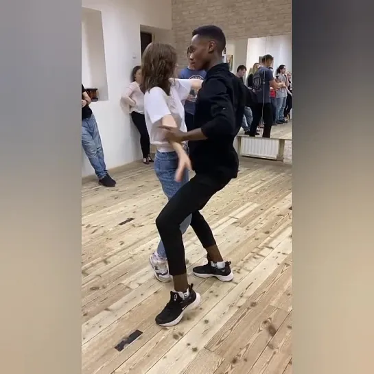 Bachata class. Derick Vhiz.