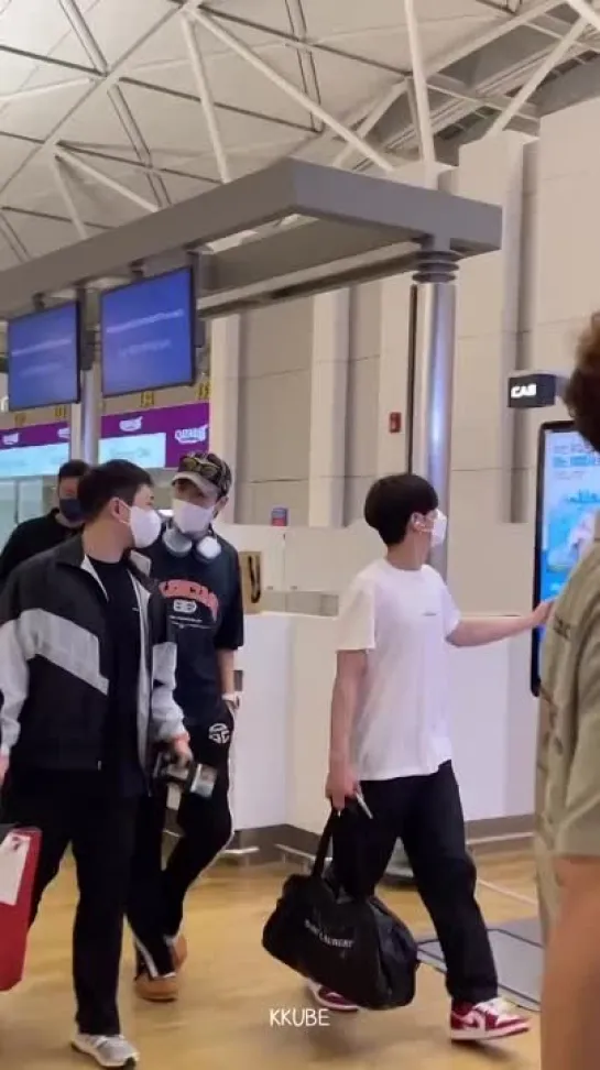 [VK][220701] MONSTA X fancam @ Airport Incheon