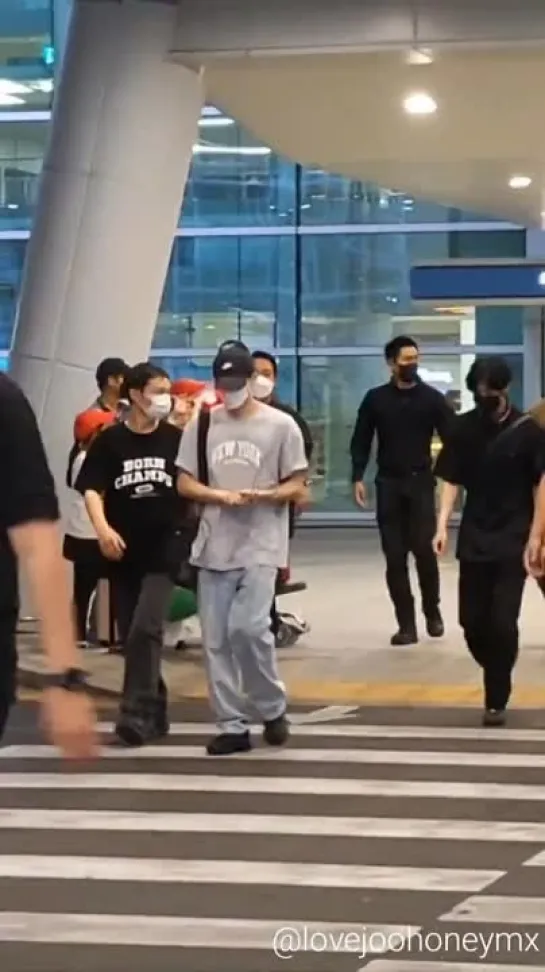 [VK][220620] MONSTA X fancam @ Airport Incheon