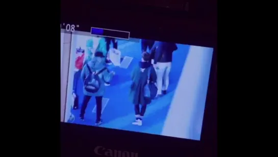 160107 | Vancouver Airport -Hoya, Sungjong & Sungkyu practicing 엔딩을 부탁해's choreo